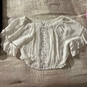 Off the shoulder whit cropped summer top! Divided size US 4.